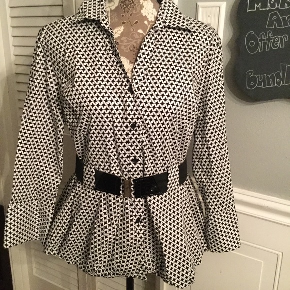 Black and White belted Top - Picture 2 of 8